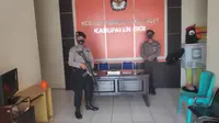 Pengamanan kantor KPUD Sigi oleh Personel Polres Sigi. Kepolisian resort setempat memperketat pengamanan setelah pilkada di daerah itu masuk tahap Perselisihan Hasil Pemilu (PHP) yang diajukan salah satu pasangan calon ke MK. (Foto: Humas Polres Sigi).