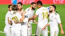 Pemain Real Madrid merayakan gol yang dicetak Karim Benzema ke gawang Valencia pada laga lanjutan La Liga pekan ke-29 di Stadion Alfredo, Stefano, Jumat (19/6/2020) dini hari WIB. Real Madrid menang 3-0 atas Valencia. (AFP/Javier Soriano)