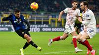 Penyerang Inter Milan Alexis Sanchez (kiri) berebut bola dengan bek Cagliari Diego Godin pada laga lanjutan Liga Italia pekan ke-17 di Guseppe Meazza, Senin dini hari WIB (13/12/2021). Inter Milan menang telak 4-0 atas tim tamu Cagliari. (Miguel MEDINA / AFP)