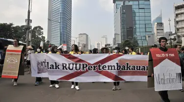 Mahasiswa Universitas Indonesia (UI) membawa spanduk saat menggelar kampanye Bahaya Merokok di car free day (CFD), Jakarta, Minggu (6/5). Dalam aksinya, mahasiswa menolak RUU Pertembakauan. (Merdeka.com/Iqbal Nugroho)