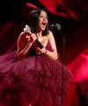 Cardi B menerima penghargaan di  iHeartRadio Music Awards untuk kategori Best New Artist. (CHRISTOPHER POLK / GETTY IMAGES NORTH AMERICA / AFP)