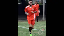 Pemain anyar Persija Jakarta, Stefano Lilipaly saat melakukan pemanasan jelang laga uji coba melawan Cilegon United di Mako Brimob, Kelapa Dua, Depok, Rabu (14/1/2015). (Liputan6.com/Miftahul Hayat)