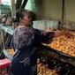 Penjual tahu di Bojonegoro memperkecil ukuran karena kedelai yang mahal. (Adirin/Liputan6.com)