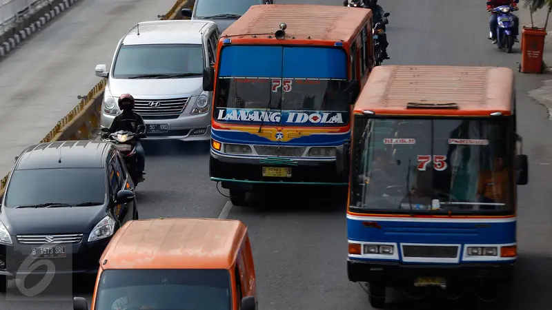 20151007-Pemprov DKI Bakal Hapus Bus Sedang di Ibukota -Jakarta