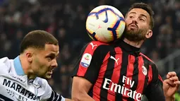 Bek AC Milan, Mateo Musacchio mengontrol bola dari kawalan bek Lazio, Riza Durmisi selama pertandingan lanjutan Liga Serie A Italia di stadion San Siro (13/4). Milan menang tipis atas Lazio 1-0. (AFP Photo/Miguel Medina)