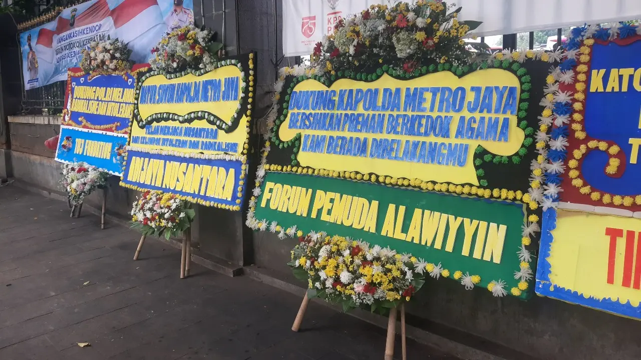 Karangan bunga dukungan tindak pelanggar protokol kesehatan Covid-19 memenuhi halaman Mapolda Metro Jaya, Senin (23/11/2020).