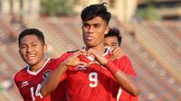 Selebrasi striker Timnas Indonesia U-22, Ramadhan Sananta setelah mencetak gol ketiga Timnas Indonesia U-22 ke gawang Myanmar pada laga kedua Grup A SEA Games 2023 di Olympic Stadium, Phnom Penh, Kamboja, Kamis (4/5/2023). (Bola.com/Abdul Aziz)