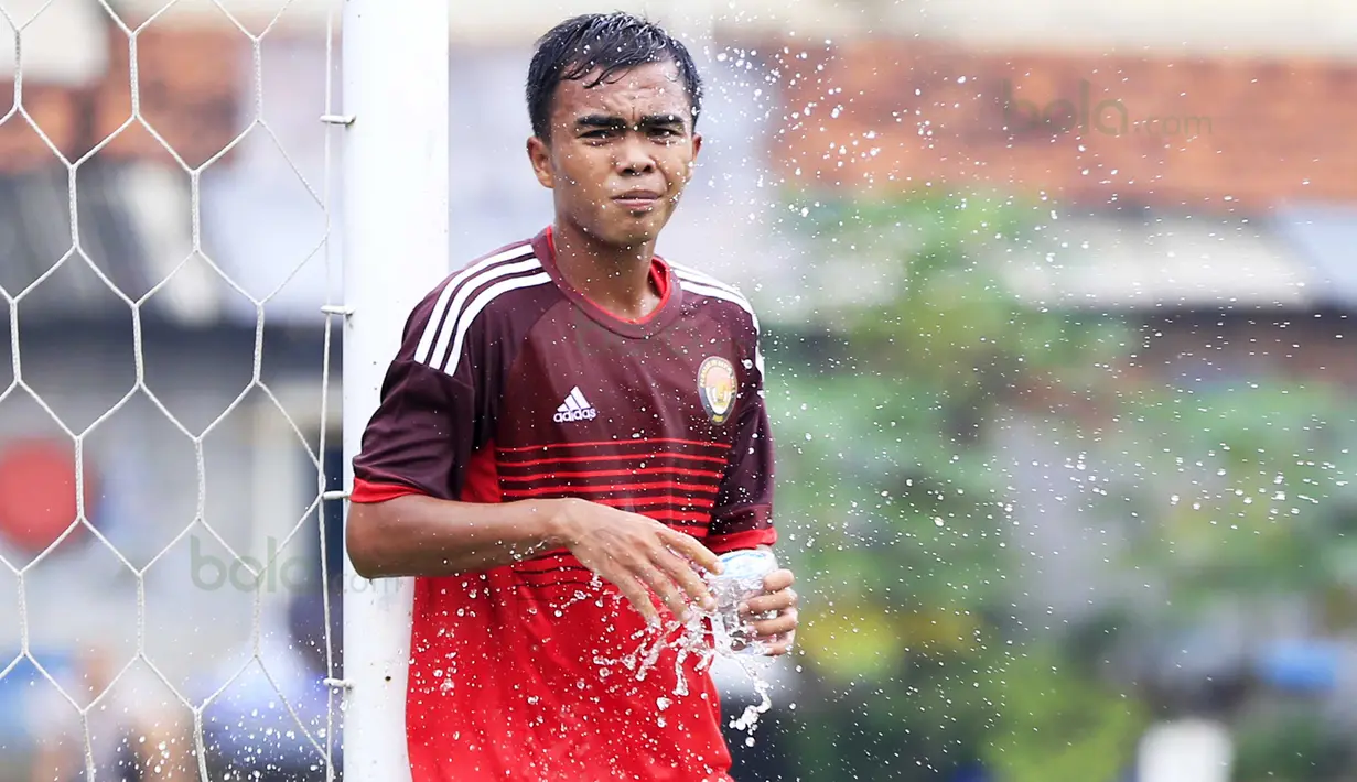 Pemain PS Polri, Faturahman mengambil air saat jeda melawan tim MSG  (Muli Sports Grup) pada laga uji coba di Mako Brimob, Depok, Rabu (24/2/2016). (Nicklas Hanoatubun)