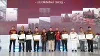 Menteri Kebudayaan Fadli Zon berfoto dengan delapan perwakilan penerima Sertifikat Pendaftaran Museum pada Hari Museum Nasional 2025. (dok. Biro Humas Kementerian Kebudayaan)