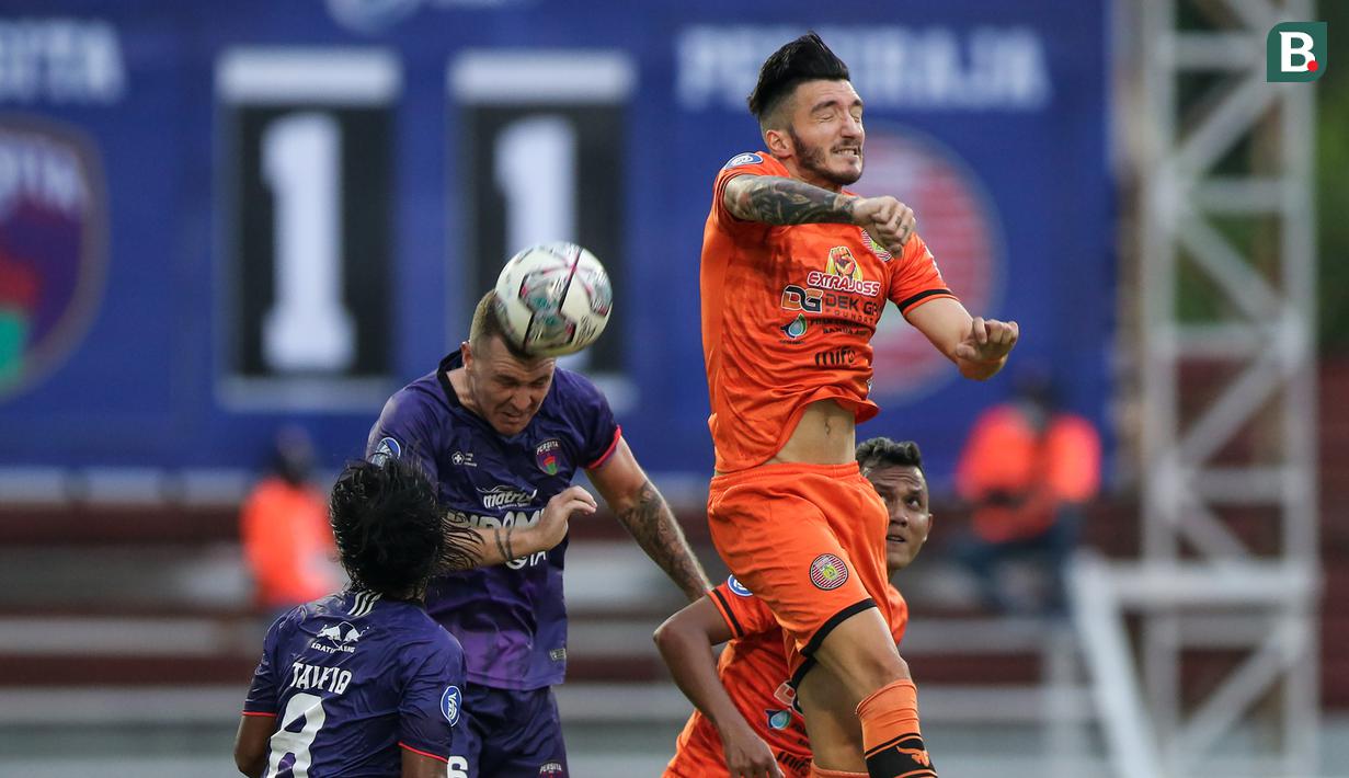 Pemain Persita Tangerang, Adam Thomas Mitter (kanan) berusaha menghalau bola saat melawan Persiraja Banda Aceh dalam laga pekan ke-7 BRI Liga 1 2021/2022 di Stadion Moch Soebroto, Magelang, Sabtu (16/10/2021). (Bola.com/Bagaskara Lazuardi)