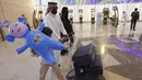 <p>Penumpang memasuki Bandara Internasional King Abdulaziz di Jeddah, Arab Saudi, Senin (177/5/2021). Warga Saudi yang telah menerima vaksinasi Covid-19 diizinkan bepergian ke luar negeri untuk pertama kalinya sejak Maret 2020 menyusul dicabutnya larangan perjalanan. (AP Photo/Amr Nabil)</p>