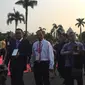 Menteri Perhubungan Budi Karya Sumadi tiba di SUGBK, Jakarta untuk menyaksikan pembukaan Asian Games 2018, Sabtu (18/8/2018). (Liputan6.com/Lizsa Egeham)