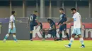 Pemain Arema FC, Carlos Fortes (tengah) melakukan selebrasi usai mencetak gol pertama timnya ke gawang Persela Lamongan dalam laga pekan ke-6 BRI Liga 1 2021/2022 di Stadion Madya, Jakarta, Minggu (3/9/2021). (Bola.com/M Iqbal Ichsan)