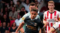 Bek kiri Go Ahead Eagles, Dean James beraksi saat melawan PSV Eindhoven dalam laga Johan Cruijff Shield di Phillip Stadion (3/8/2025). (Instagram Dean James)