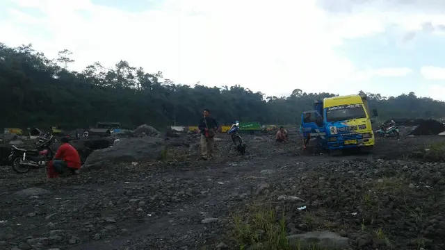 Penambangan Dekat Gunung Semeru