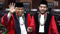 Ketua Mahkamah Konstitusi (MK) terpilih Anwar Usman (kanan) dan Hakim Konstitusi Arief Hidayat usai acara pengucapan sumpah jabatan Ketua dan Wakil Ketua MK di gedung MK, Jakarta, Senin (2/4). (Liputan6.com/Immanuel Antonius)