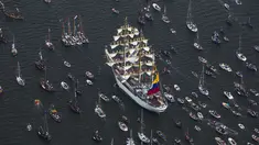 Ratusan kapal – kapal kecil hingga besa terlihat melakukan parade selama festival SAIL Amsterdam, Belanda, (19/8/2015). Acara ini merupakan festival Bahari yang diadakan setiap lima tahun di Amsterdam.  (REUTERS/Cris Toala Olivares)