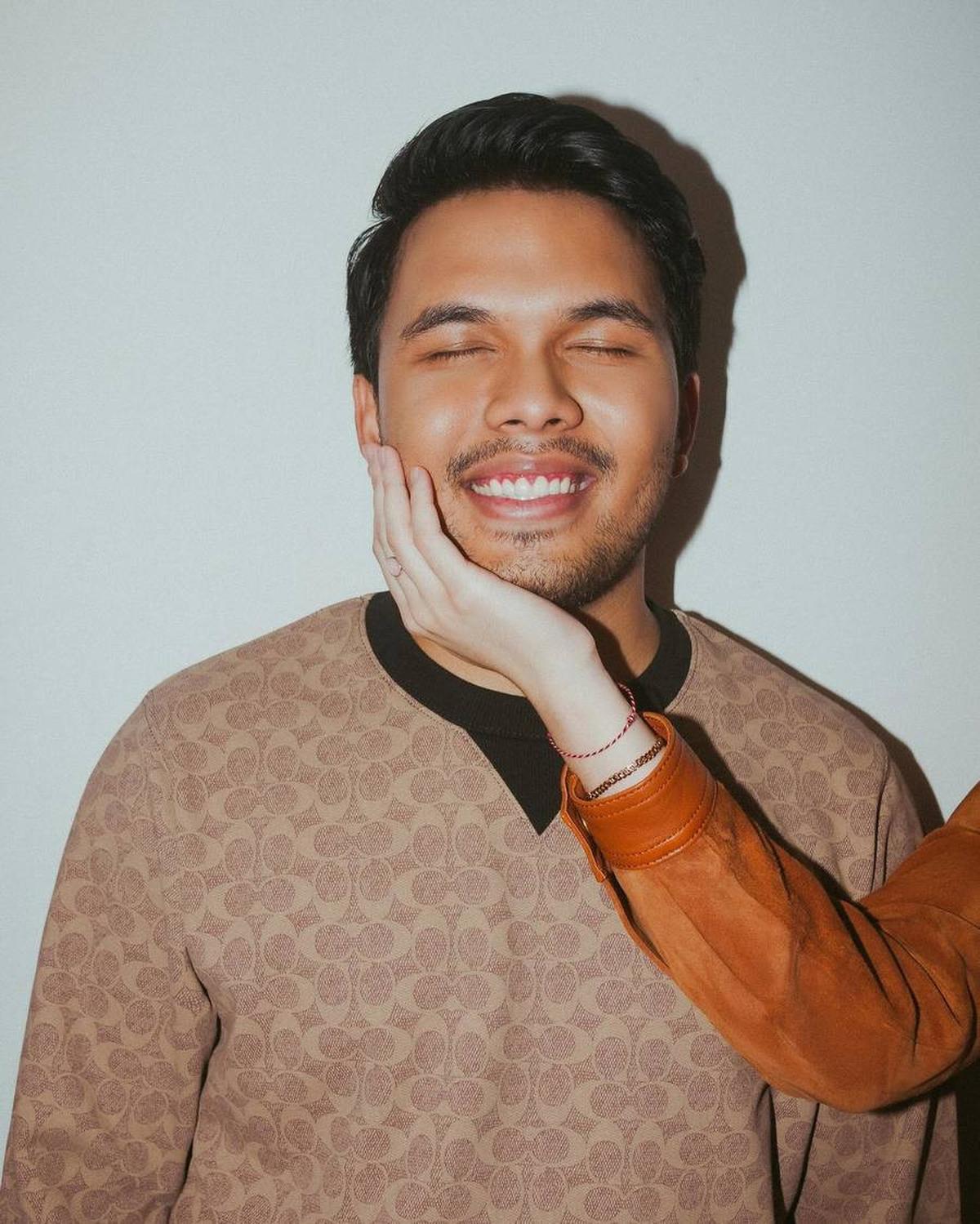 Memegang Wajah Thariq
