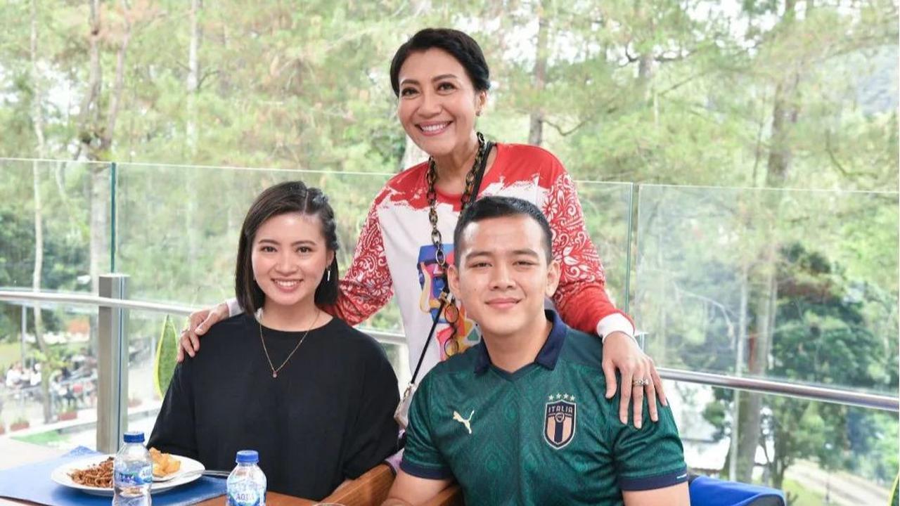 Sebelum mengumumkan hubungan, kabar kedekatan antara Iptu Hafiz dengan Angela sudah santer terdengar.<br>