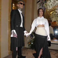 Gaya Kourtney Kardashian dan Travis Barker di Met Gala 2022, sama-sama pakai rok (Foto: Instagram @kourtneykardash)