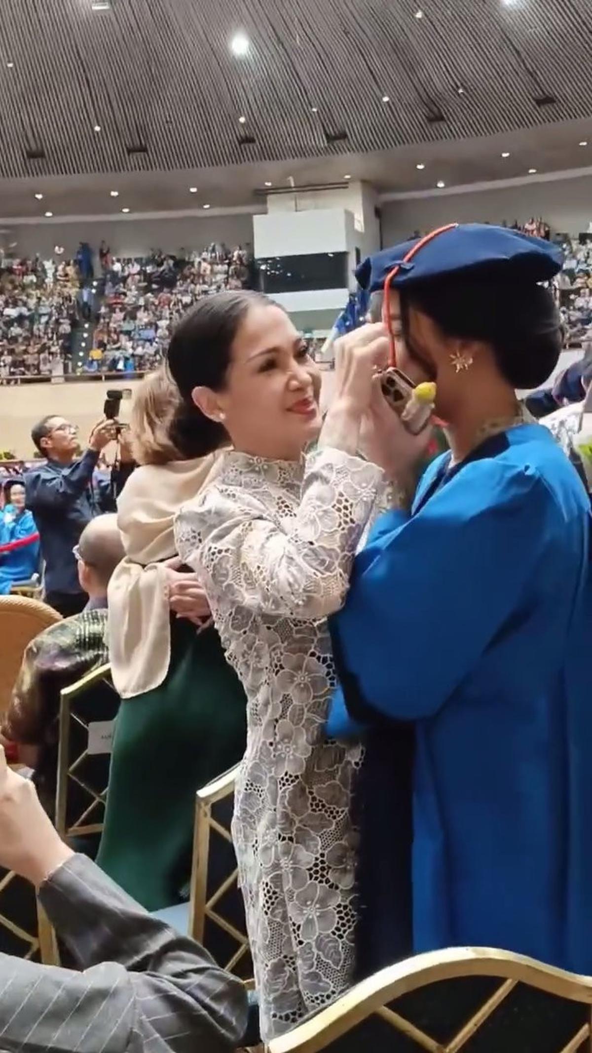 7 Potret Queena Anak Mieke Amalia Wisuda, Diselimuti Suasana Haru - Tampil Cantik Berkebaya