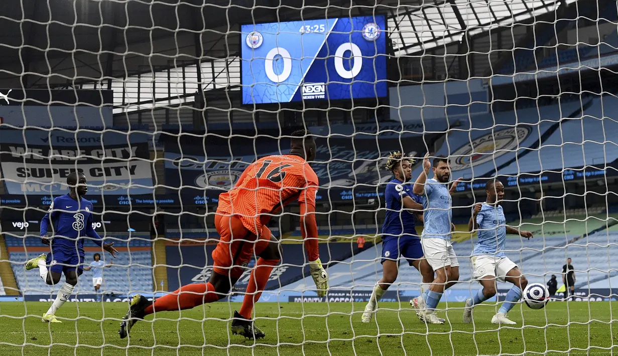 Gelandang Manchester City, Raheem Sterling (kanan) melepaskan tendangan yang berbuah gol ke gawang Chelsea dalam laga lanjutan Liga Inggris 2020/2021 pekan ke-35 di Etihad Stadium, Manchester, Sabtu (8/5/2021). Manchester City kalah 1-2 dari Chelsea. (AP/Shaun Botterill/Pool)