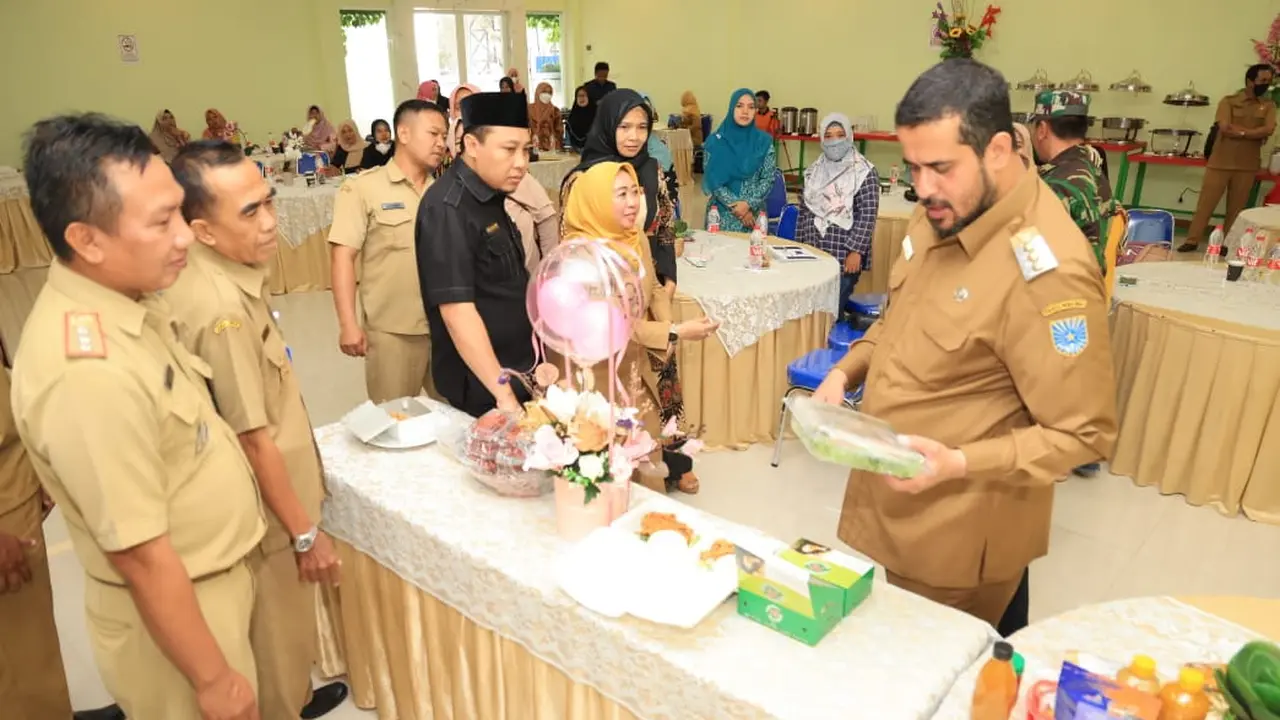 Wali Kota Probolinggo Habib Hadi Zainal Abidin melihat produk UMKM Probolinggo yang dipamerkan dalam sosialisasi e-Marketing (Istimewa)