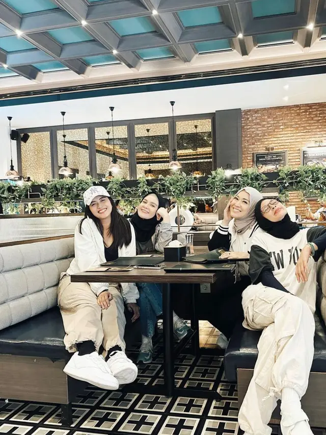 Potret Okie Agustina dan Teman-temannya (Instagram/@okieagustina_)