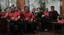 Ketua Umum PDIP Megawati Soekarnoputri didampingi Sekjen PDIP Hasto Kristiyanto dan Djarot Syaiful Hidayat saat menghadiri peluncuran Atribut Milenial di Kantor DPP PDIP, Jakarta, Kamis (20/9). (Merdeka.com/Iqbal S. Nugroho)