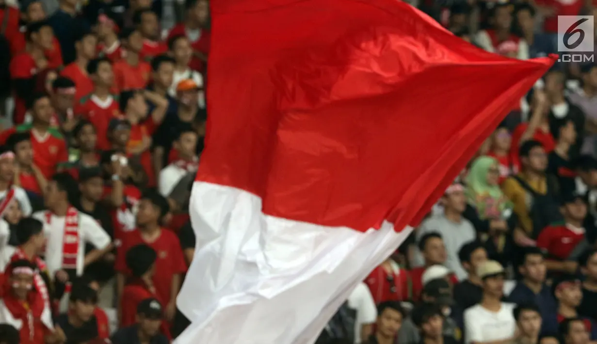 Bendera Merah Putih dikibarkan suporter saat menyaksikan laga Timnas Indonesia U-19 melawan Chinnese Taipei pada penyisihan Grup A Piala AFC U-19 2018 di Stadion GBK, Jakarta, Kamis (18/10). Indonesia unggul 3-1. (Liputan6.com/Helmi Fithriansyah)