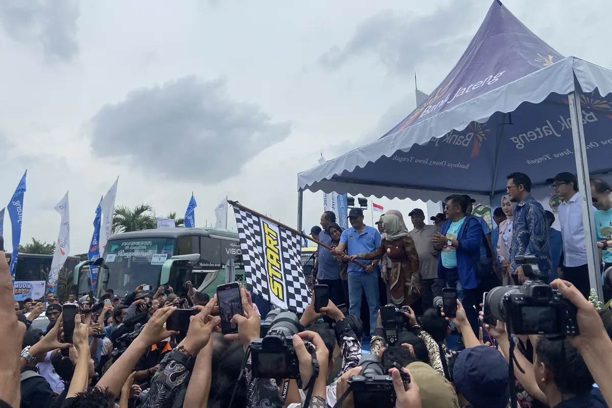 Gubernur Jawa Tengah, Ahmad Luthfi secara resmi melepas 289 bus mudik gratis yang akan menuju beberapa wilayah di Jawa Tengah dari Jakarta. (Istimewa)
