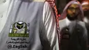 Seorang penerjemah menunggu untuk membantu jemaah haji di kota suci Islam, Makkah, 17 Agustus 2018. Pemerintah Arab Saudi mengerahkan para penerjemah dari berbagai bahasa yang bekerja 24 jam per hari untuk membantu jemaah. (AFP/AHMAD AL-RUBAYE)