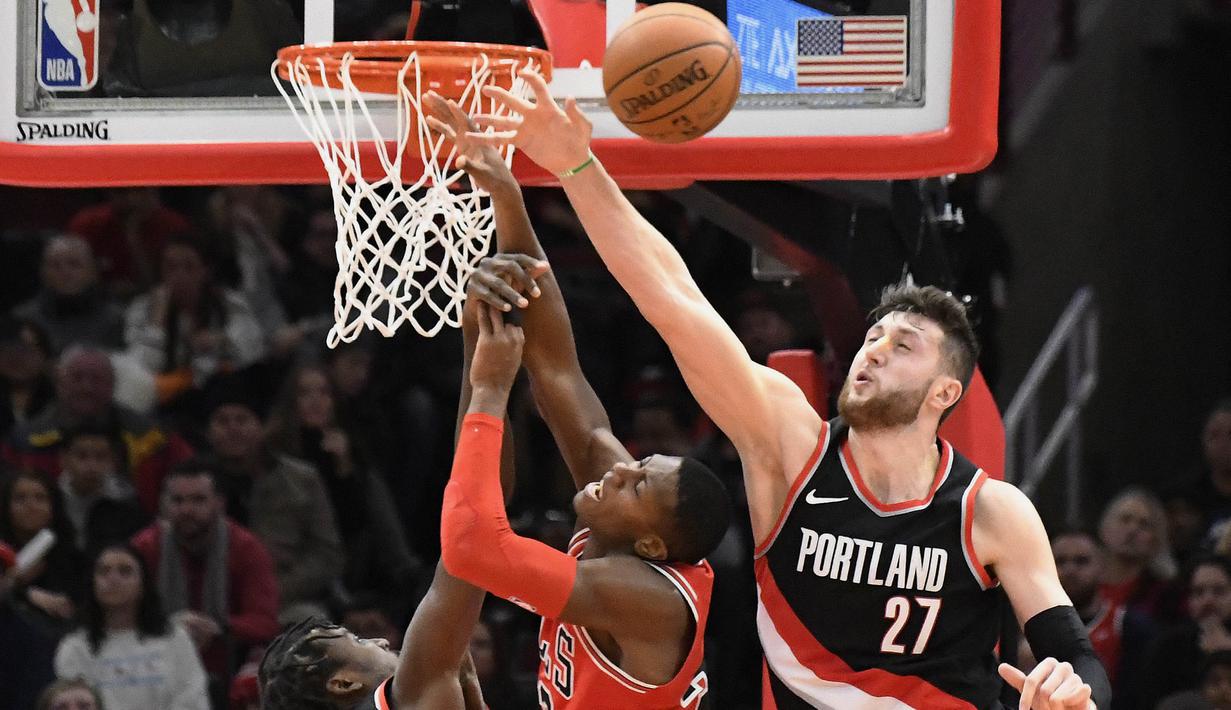 Pebasket Portland Trail Blazers, Jusuf Nurkic, berusaha menghadang pebasket Chicago Bulls, Kris Dunn, pada laga NBA di Stadion United Center, Selasa (2/1/2018). Bulls kalah dari Blazers dengan skor 120-124. (AP/David Banks)