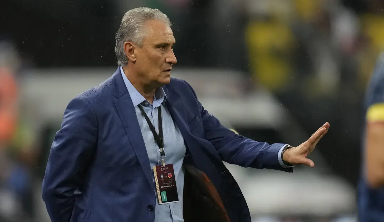 Pelatih Brasil, Tite mencoba merubah strategi di babak kedua. Ia memasukkan Vincius Junior menggantikan Fred untuk membuat formasi 4-3-2-1. Hasilnya, tim Samba mampu tampil lebih ofensif karena sayap kirinya lebih hidup. (AP/Andre Penner)