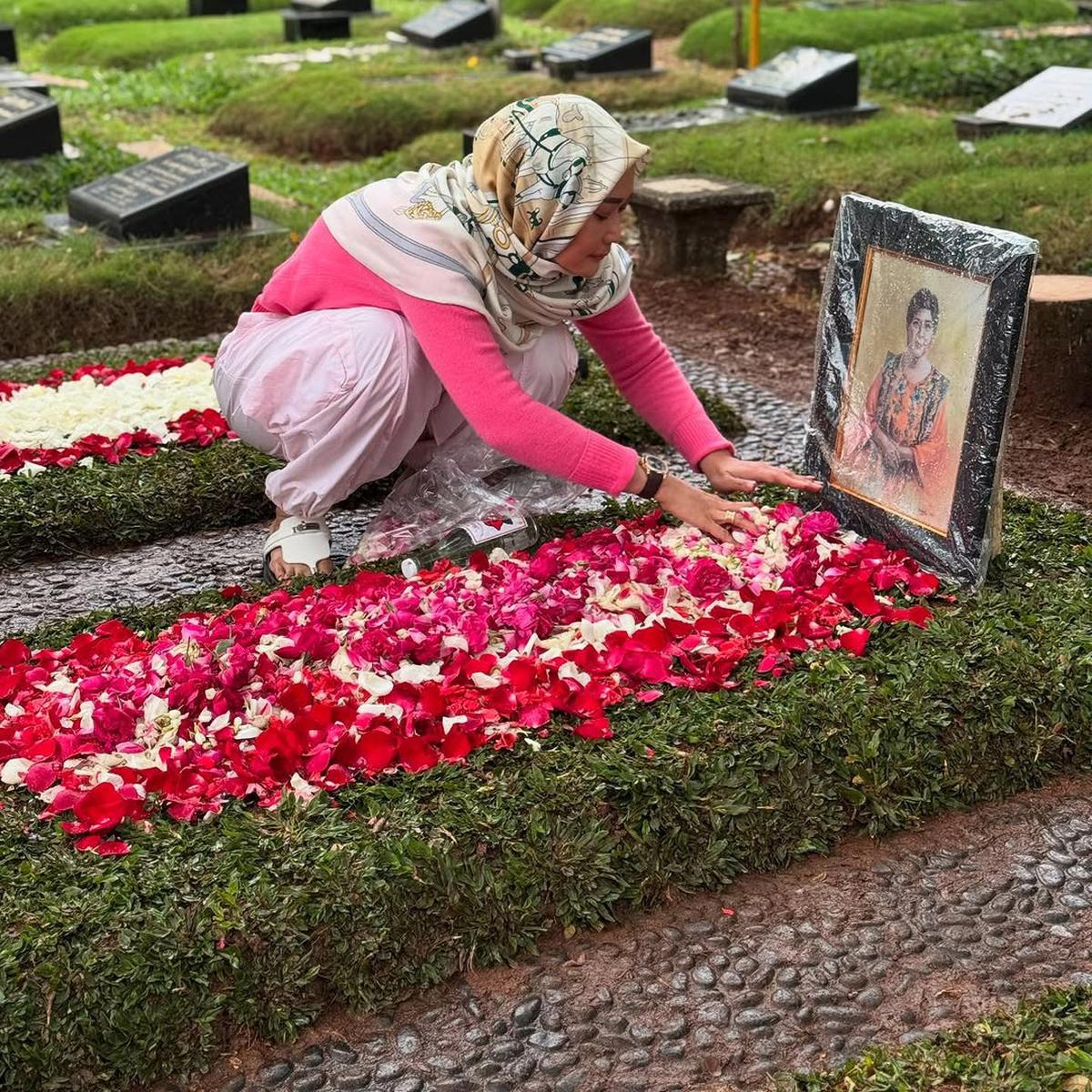 Inul Daratista Ziarah ke Makam Titiek Puspa di Hari ke-7 Meninggalnya Sang Legenda