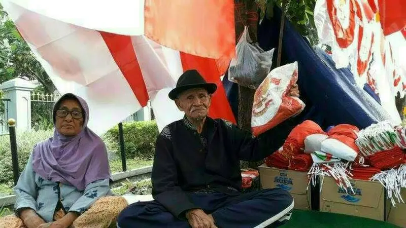 Pasangan Manula yang Jualan Bendera Ini Buat Netizen Terenyuh