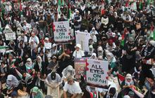 FOTO: Geruduk Kedubes AS, Massa Aksi Bela Palestina Serukan 'All Eyes On Rafah