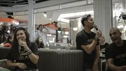 Wulan Guritno bersama personel Humble Glam saat ditemui dikawasan Jakarta, Rabu (28/3). Humble Glam merupakan kelompok pertemanan yang berisi sejumlah selebritis seperti Wulan Guritno, Chicco Jerikho, Baim Wong, Lukman Sardi. (Liputan6.com/Faizal Fanani)