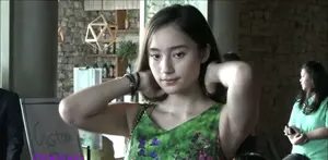 Kebanyakan wanita umumnya sangat suka menggunakan aksesoris di jari seperti cincin. Tetapi tidak untuk si cantik, Tatjana Saphira. Ia mengaku memiliki jari yang besar, sehingga membuatnya enggan untuk menggunakan cincin.