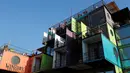 Seorang wanita berdiri di Hotel WineBox Valparaiso, Valparaiso, Chile, Senin (11/3). Hotel WineBox Valparaiso memiliki dua jenis kamar dengan harga antara 100-300 dolar AS per malam. (REUTERS/Rodrigo Garrido)