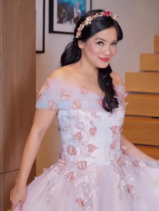 Titi Kamal tampil bak peri di negeri dongeng mengenakan off shoulder dress nuansa pastel, lengkap dengan bandana kupu-kupunya.[@titi_kamall]