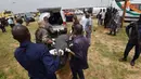 Prajurit bersama petugas mengangkut kantung jenazah dari 4 orang warga Moldovan yang tewas akibat jatuhnya pesawat kargo Antonov yang dihantam ombak besar Pantai Gading, di Abidjan (14/10). (AFP PHOTO / Sia KAMBOU)