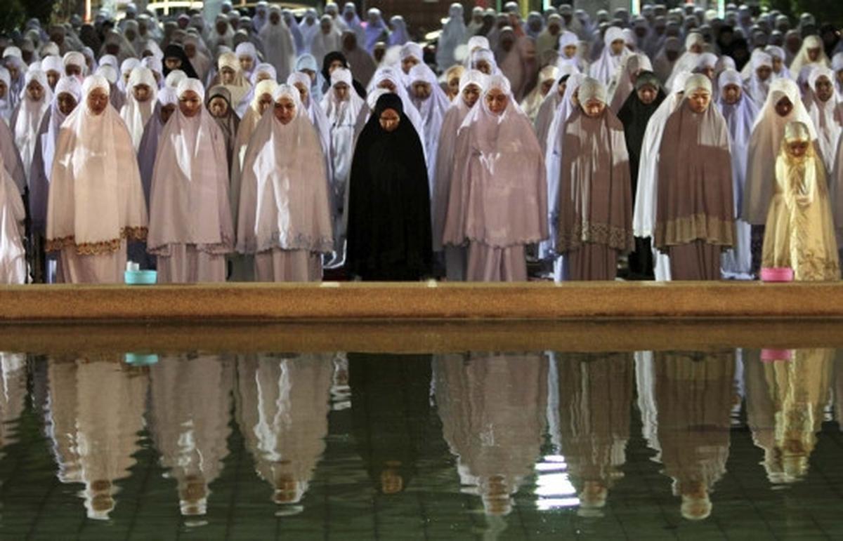 Kekhusyukan muslim Thailand salat tarawih di Masjid Pattani