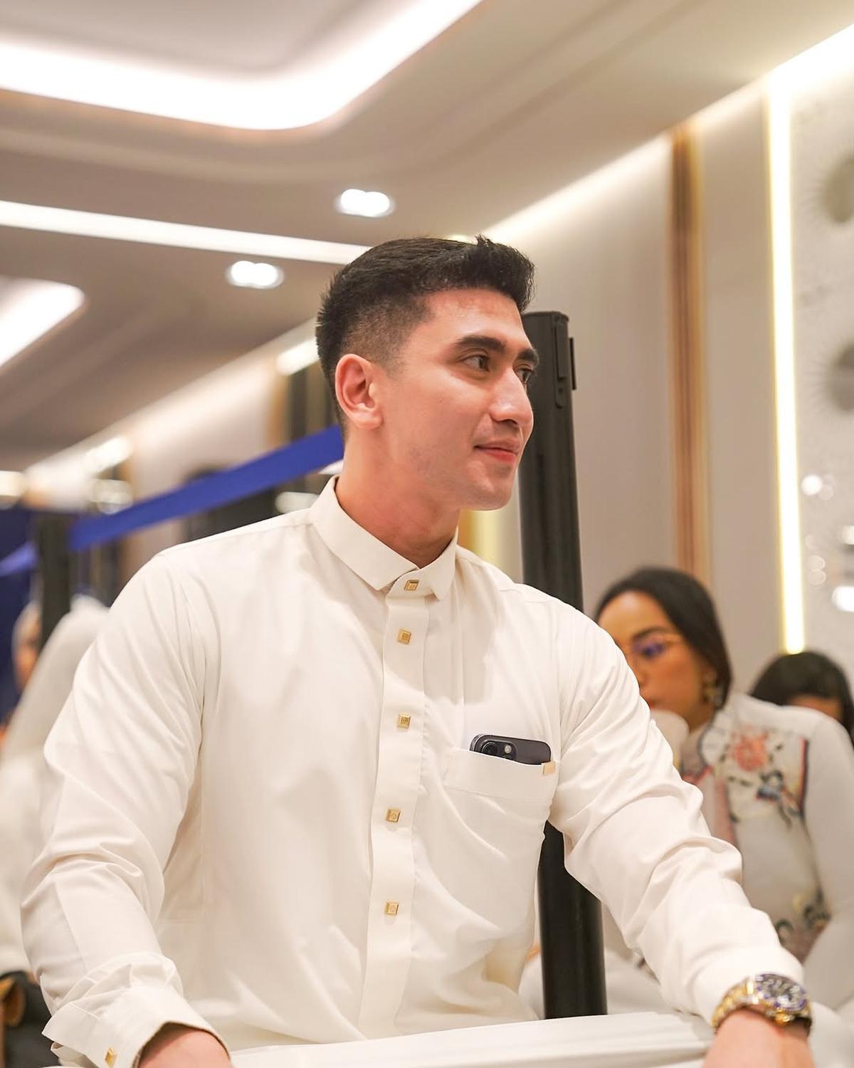 Potret Ganteng Verrel Bramasta dengan Jubah Putih, Captionnya Bikin Netizen Salah Fokus dan Bertanya-tanya