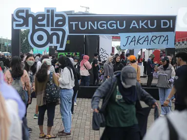 Penonton tiba untuk menyaksikan konser Sheila On 7 yang bertajuk 'Tunggu Aku di Jakarta' di kawasan JIExpo Kemayoran, Jakarta Pusat, Sabtu, (28/1/2023). Jelang penampilan grup musik Sheila On 7 dalam konser bertajuk 'Tunggu Aku di Jakarta' penonton mulai memadati kawasan tersebut. (Liputan6.com/Faizal Fanani)