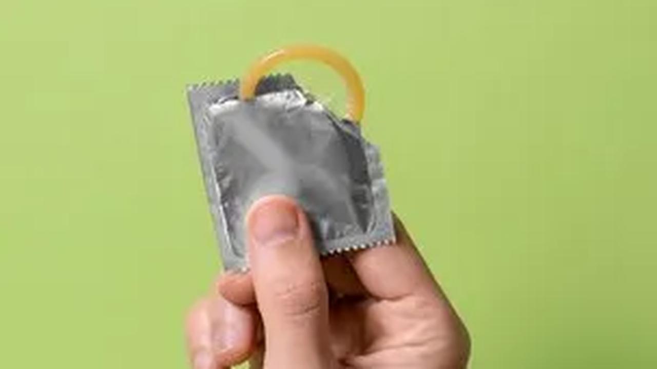 Selain itu, penelitian juga menunjukkan bahwa penggunaan kondom dapat membantu mengurangi risiko penularan penyakit menular seksual seperti HIV, gonore, dan lainnya.