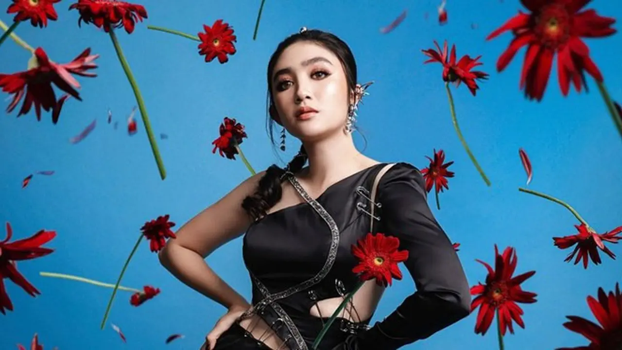 7 Gaya Pemotretan Terbaru Febby Rastanty, Tampil Memukau