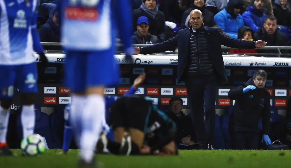 Pelatih Real Madrid, Zinedine Zidane, saat pertandingan melawan Espanyol pada laga La Liga di Stadion RCDE, Barcelona, Selasa (27/2/2018). Espanyol menang 1-0 atas Real Madrid. (AP/Manu Fernandez)