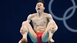 Xie Siyi, pelompat indah China, bertanding dalam final Loncat indah putra 3 meter Springboard Olimpiade Tokyo 2020 di Tokyo Aquatics Center, Selasa (3/8/2021). (Attila KISBENEDEK / AFP)