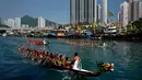 Semangat para peserta saat berkompetisi dalam lomba balapan perahu naga di Hong Kong, Selasa, (30/5). Turnamen ini diselenggarakan untuk memperingati festival perahu naga yang diadakan di seluruh Hong Kong. (AP Photo / Vincent Yu)